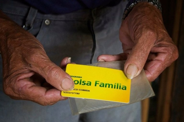 Mais de R$ 2,3 bi são aplicados no Bolsa Família em julho