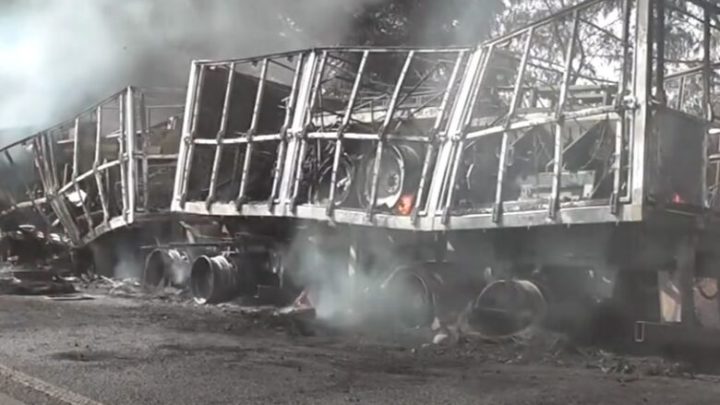 Acidente entre três veículos não tem vítimas, mas carreta é destruída pelo fogo na BR-163