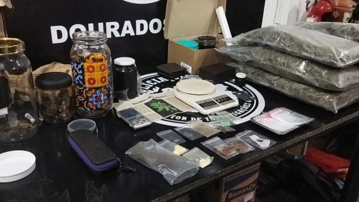 Polícia fecha ponto de distribuição de drogas comandado por universitários