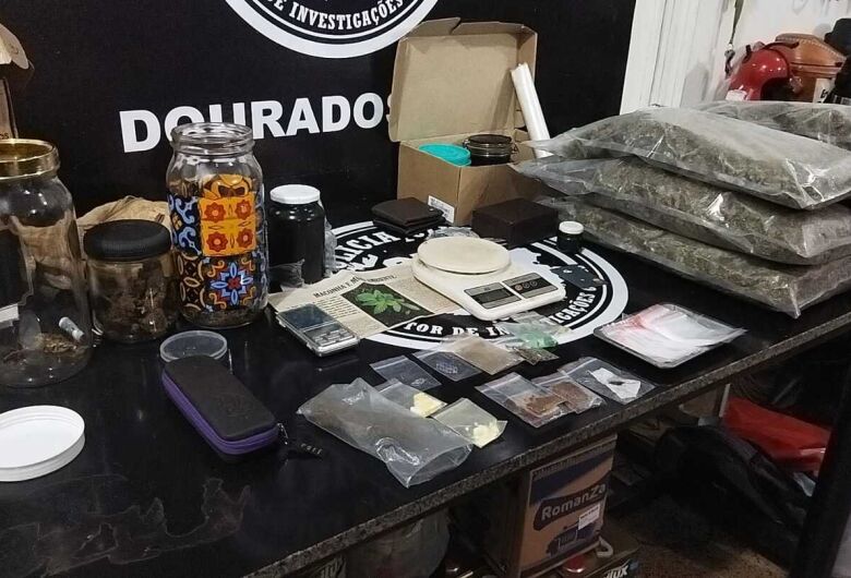 Polícia fecha ponto de distribuição de drogas comandado por universitários