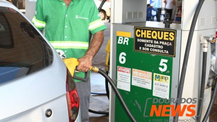 Gasolina comum tem leve redução no preço médio em Dourados