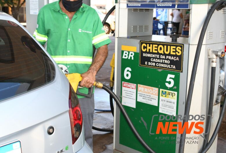 Gasolina comum tem leve redução no preço médio em Dourados
