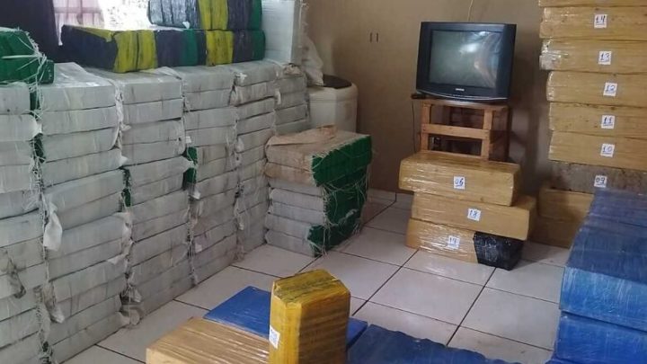 Polícia fecha entreposto de droga e prende casal na Sitioca Campo Belo