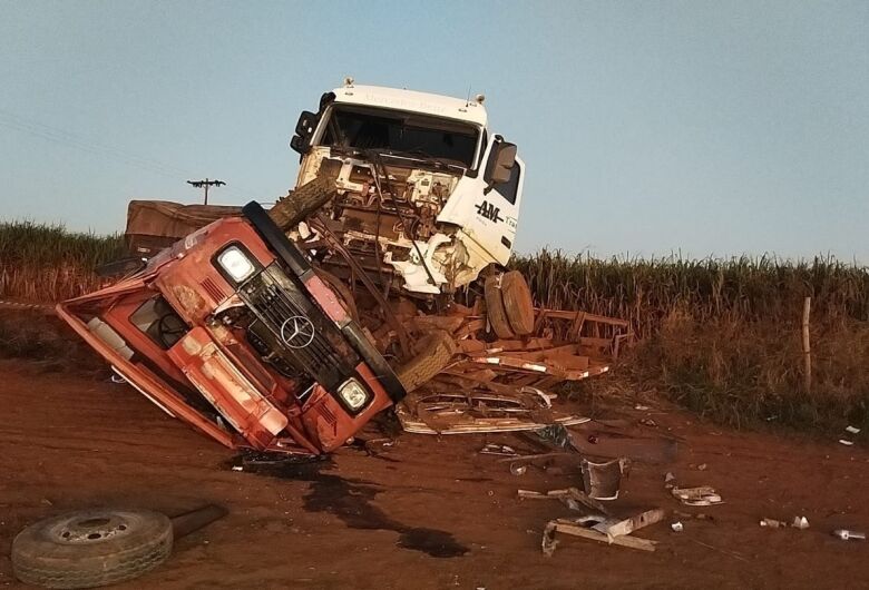 Colisão entre caminhões em estrada vicinal matou motorista de 63 anos