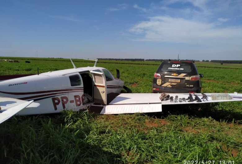 Avião carregado com drogas e armas é apreendido em MS