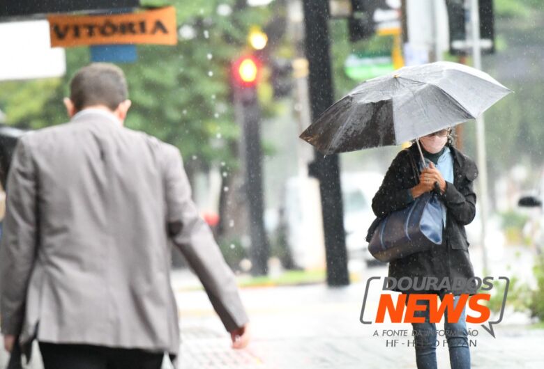 Chuva derruba temperatura e Inmet alerta para risco de tempestade na região