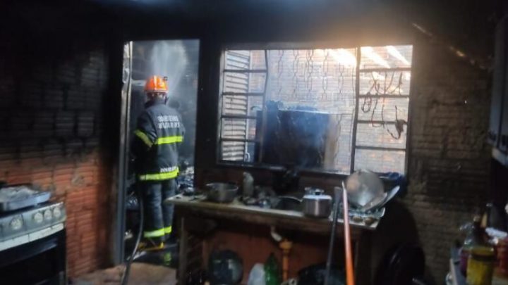 Resgatada de casa em chamas, criança é levada para hospital com queimaduras