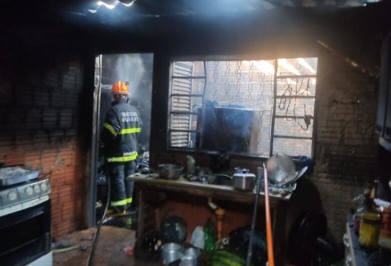 Resgatada de casa em chamas, criança é levada para hospital com queimaduras