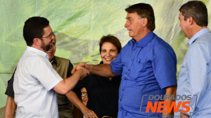 Em MS, Bolsonaro participa de ‘motociata’ e entrega residencial