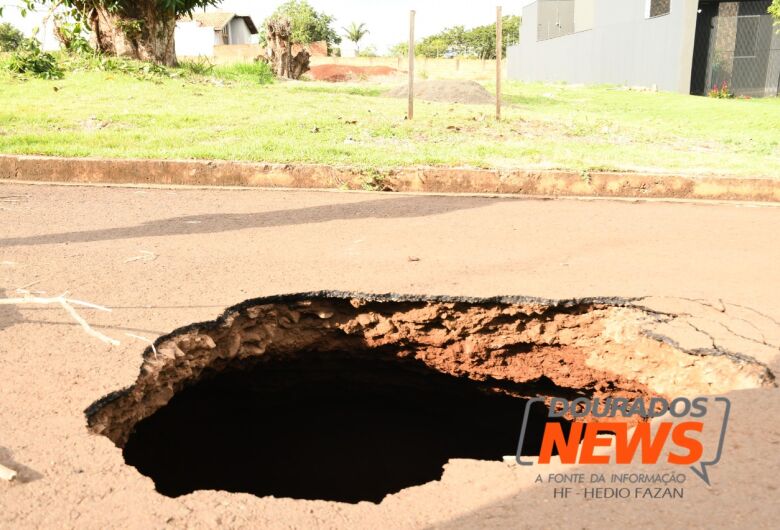 Asfalto desmorona e abre nova cratera na região Norte de Dourados