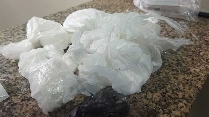 Depois de bater cabeça de esposa contra máquina de lavar, homem é flagrado com carga de cocaína