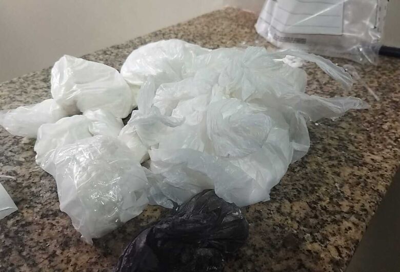 Depois de bater cabeça de esposa contra máquina de lavar, homem é flagrado com carga de cocaína