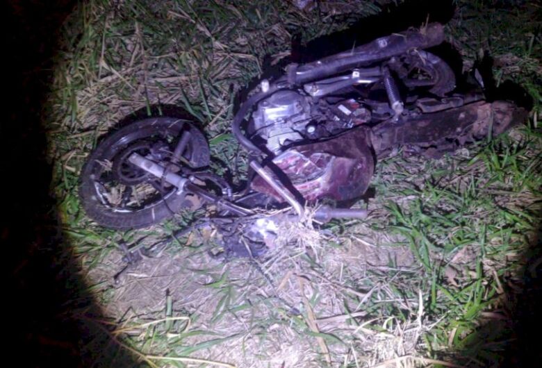 Motociclista morre após perder controle da direção e bater contra meio fio