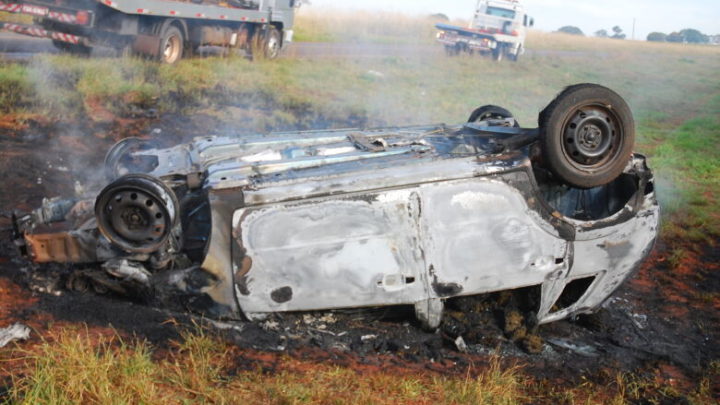 Após capotamento, carro com maconha pega fogo na MS-338