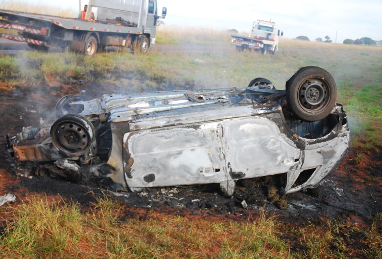 Após capotamento, carro com maconha pega fogo na MS-338