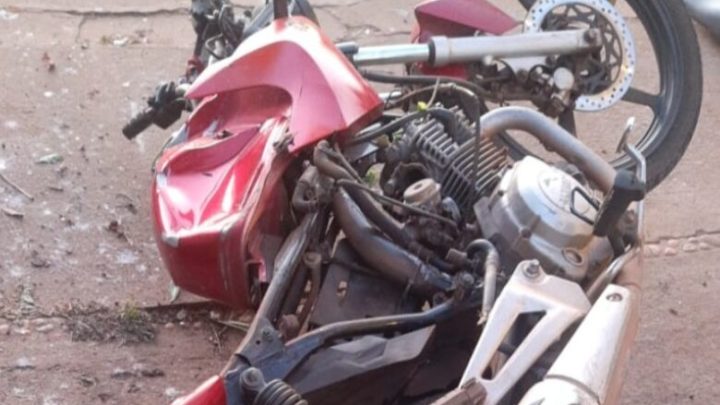 Motociclista morre após ‘roletar’ cruzamento e bater contra carro