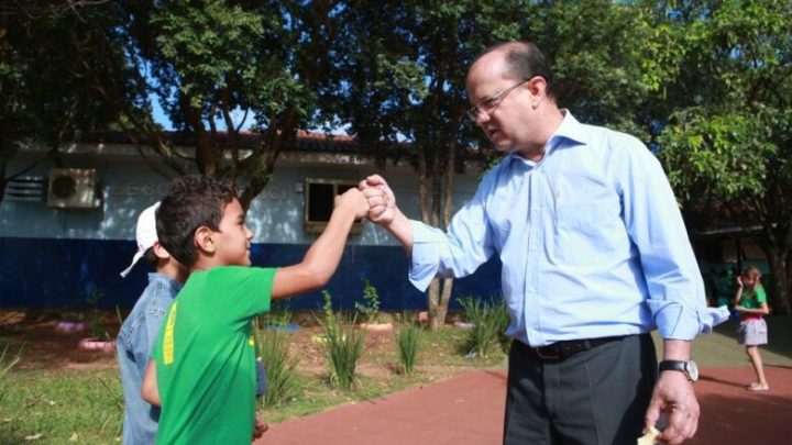 Barbosinha atende comunidade e consegue quadra de esporte para alunos