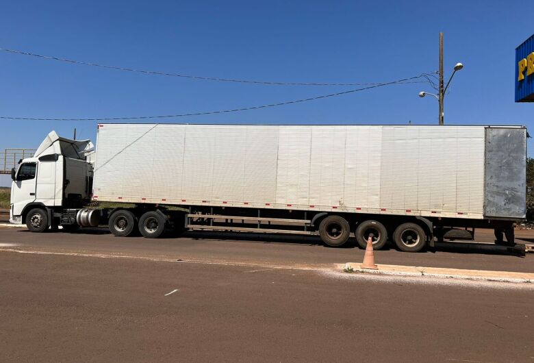 Caminhão baú com mais de 2 toneladas de maconha é apreendido e quatro são presos