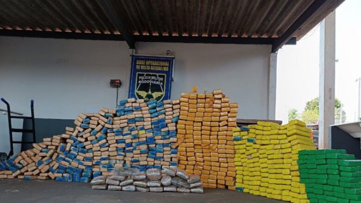 Veículo com placas de Dourados é apreendido abarrotado de maconha