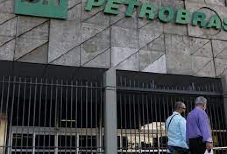 Petrobras reduz preço do diesel em R$ 0,30 a partir de terça-feira