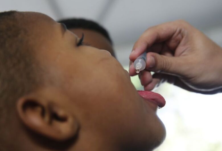 Vacinação contra a poliomielite continua nos postos de saúde