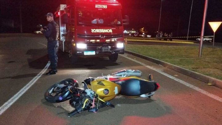 Motociclista morre após perder o controle da direção e bater em rotatória