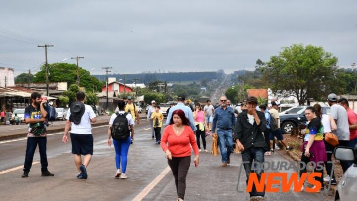 Fieis ‘contornam’ chuva, distância e celebram graças alcançadas na Romaria de Nossa Senhora