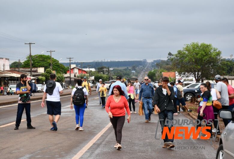 Fieis ‘contornam’ chuva, distância e celebram graças alcançadas na Romaria de Nossa Senhora