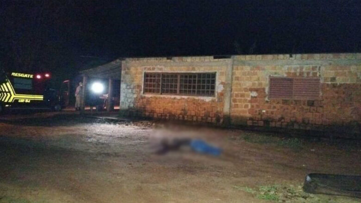 Homem é assassinado a golpes de faca após discussão em residência