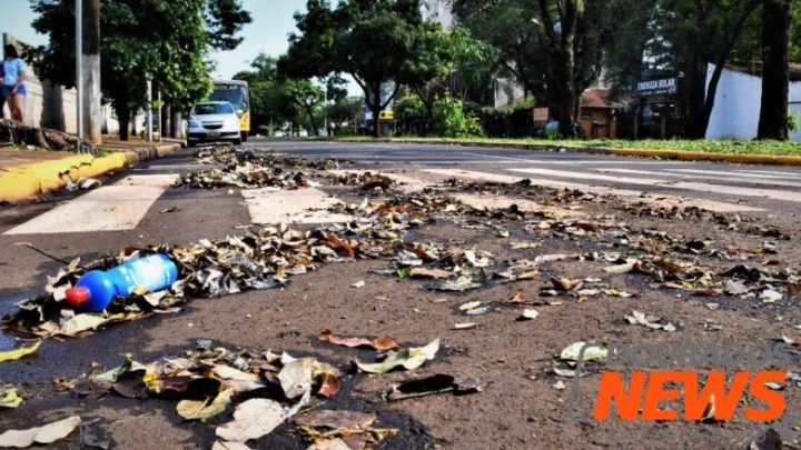 Ventania da madrugada deixa sujeira nas ruas de Dourados