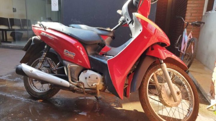 Após denúncia, polícia encontra motocicleta furtada em quintal