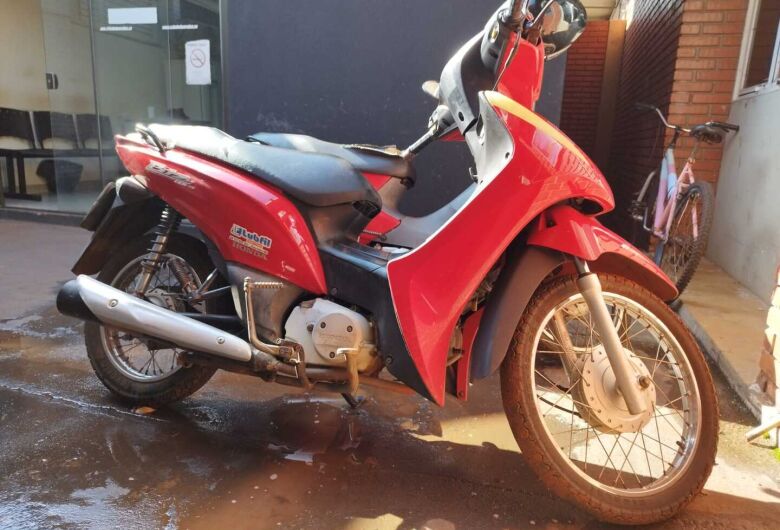 Após denúncia, polícia encontra motocicleta furtada em quintal