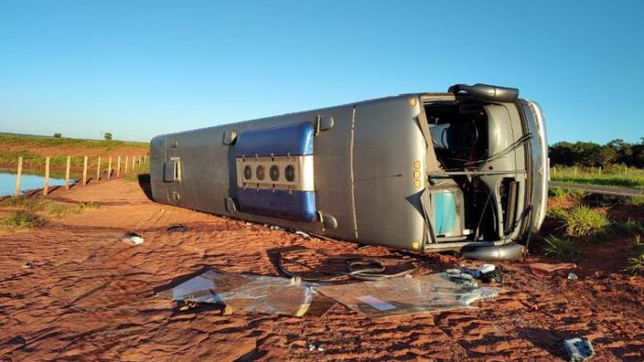 Quatro ficam feridos após ônibus que transportava bolivianos tombar em MS