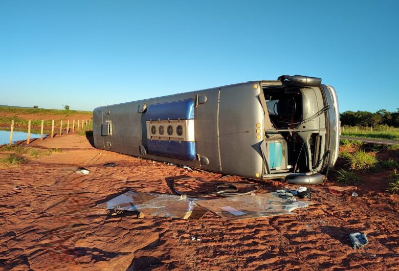 Quatro ficam feridos após ônibus que transportava bolivianos tombar em MS