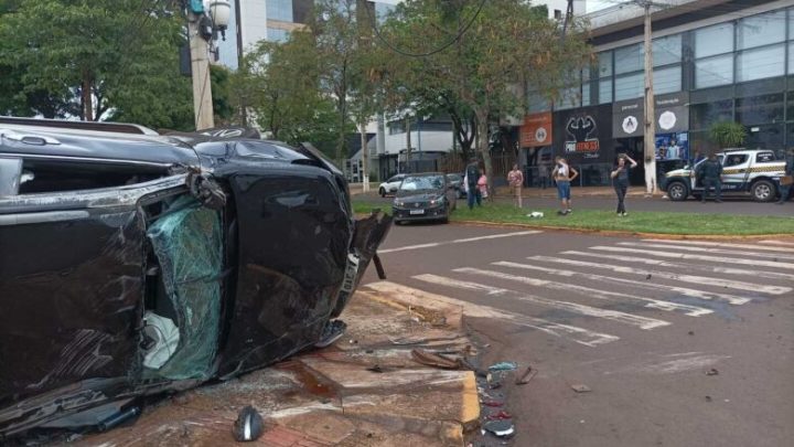 Veículo capota após colisão no Centro de Dourados