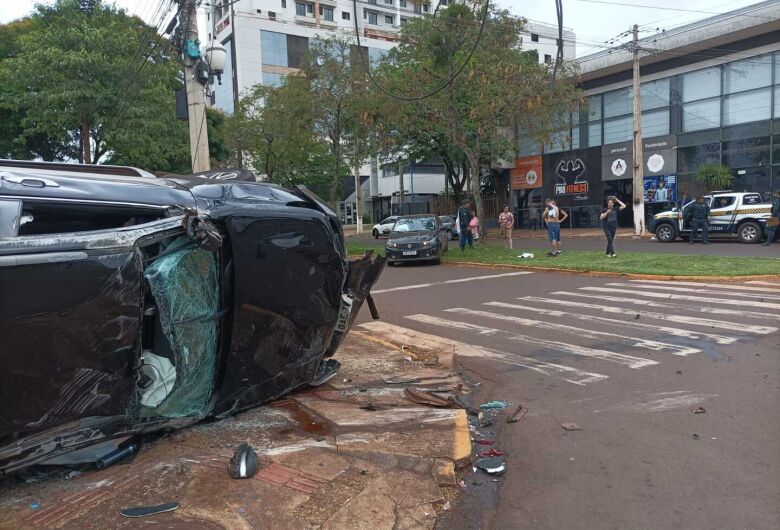Veículo capota após colisão no Centro de Dourados