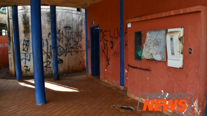 Sujeira e “descarga no balde”, populares reclamam de abandono em parque de Dourados