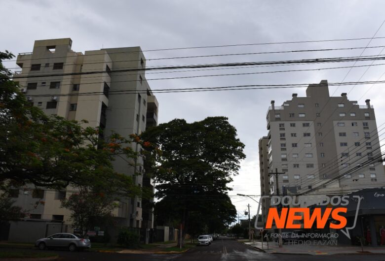 Após garoa e vento na categoria forte, alerta de chuvas intensas é renovado