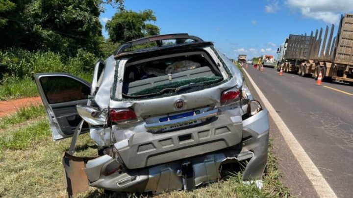 Motorista de carreta cochila ao volante e colide em traseira de veículo no “pare e siga”