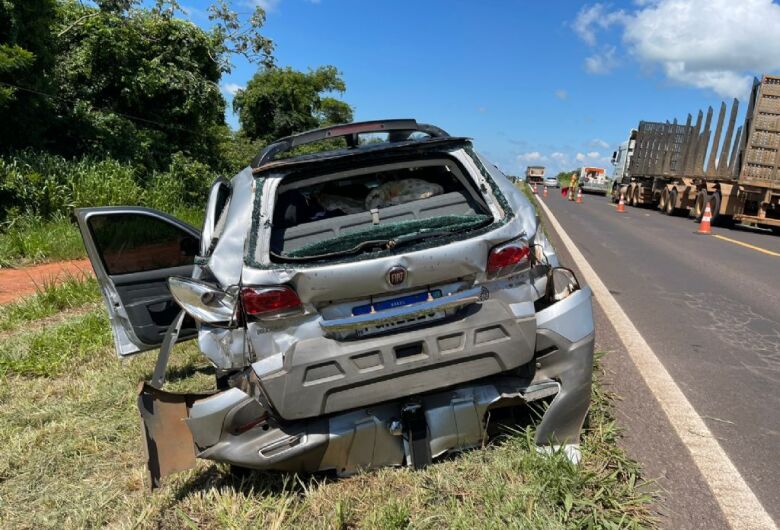 Motorista de carreta cochila ao volante e colide em traseira de veículo no “pare e siga”