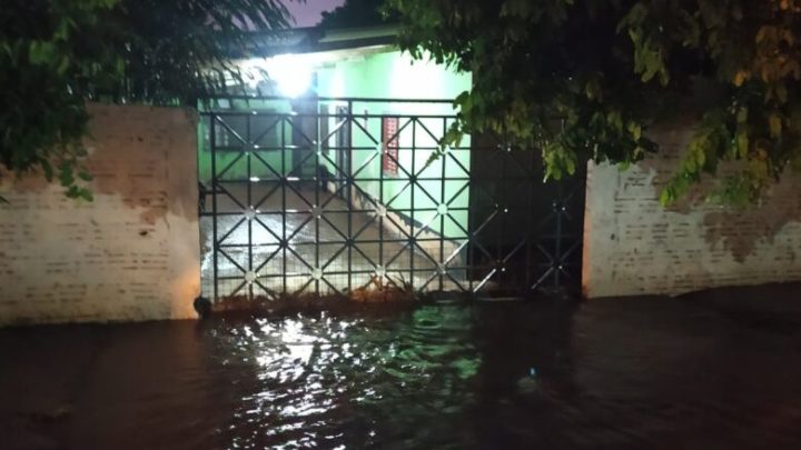 Chuva intensa alaga casas, gera erosão e queda de árvores em Douradoscccc