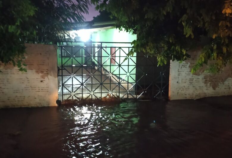 Chuva intensa alaga casas, gera erosão e queda de árvores em Douradoscccc