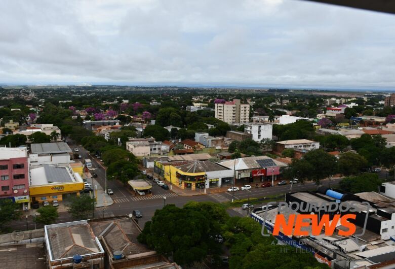 Chuva ameniza ‘calorão’ e pancadas devem continuar na semana