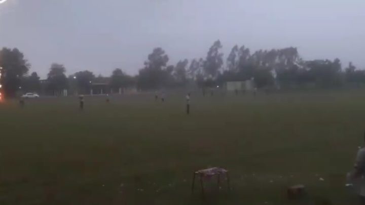 Vídeo: Raio cai em campo de futebol e assusta jogadores