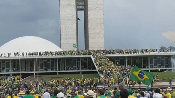 Radicais invadem Congresso Nacional, Palácio do Planalto e STF