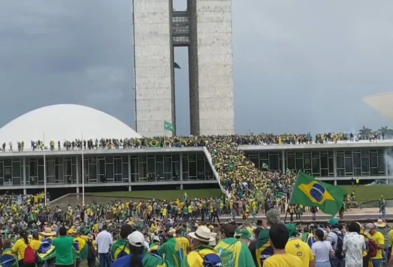 Radicais invadem Congresso Nacional, Palácio do Planalto e STF