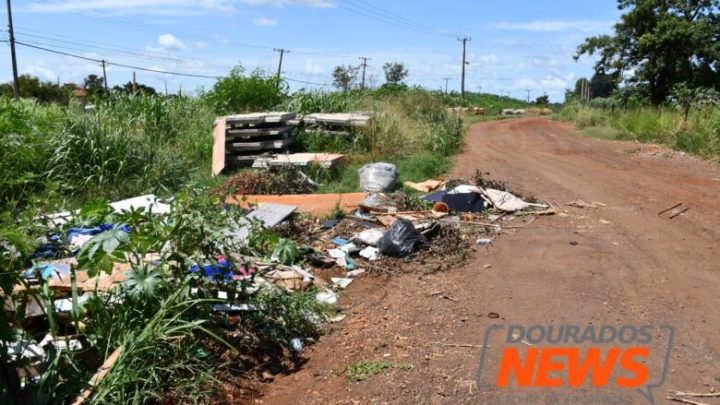 No Campo Dourado, “colada” na BR-163, rua está tomada por buracos e lixo