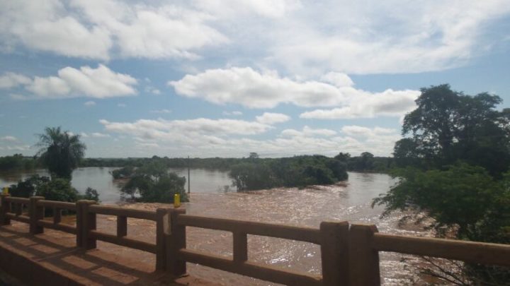 Mesmo com cheia no Rio Dourados, abastecimento de água não deve ser afetado no município