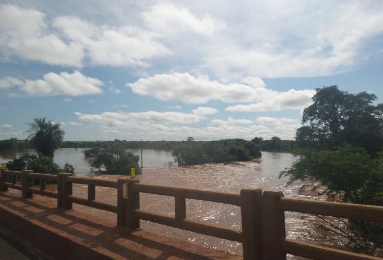 Mesmo com cheia no Rio Dourados, abastecimento de água não deve ser afetado no município