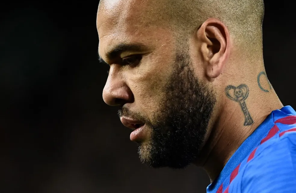 Risco de fuga ‘elevado’ deve manter Daniel Alves na prisão, afirma advogada de acusação